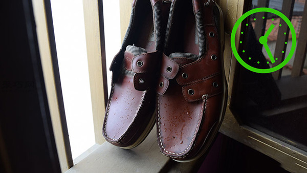 怎么样使用皮革清洁剂清洁帆船鞋 23