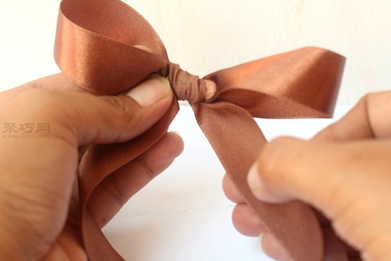 手系蝴蝶结图解教程 来看如何DIY用丝带制作蝴蝶结