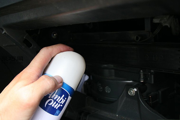 怎样使用化学清洁剂去除车内烟味 8