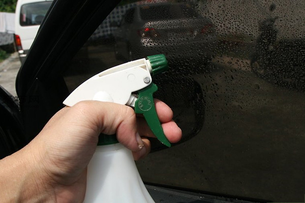 怎么使用天然清洗剂去除车内烟味 11