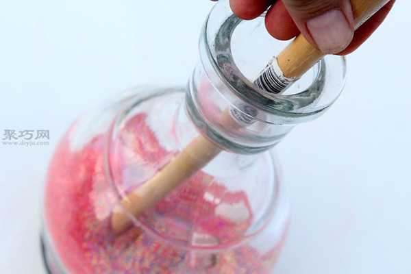用普通沙子和彩胶做彩沙艺术瓶图解教程 来看彩沙艺术瓶如何做