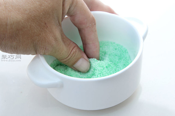 用糖和食用色素DIY彩沙艺术瓶教程图解 8