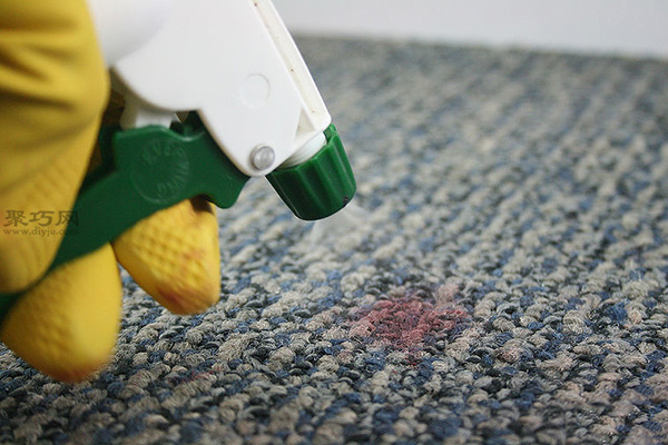 如何使用清洁用品去除地毯的唇膏 4