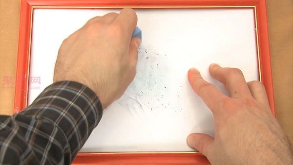 用记号笔或绘画用的橡皮擦擦掉白板上的旧痕迹的方法