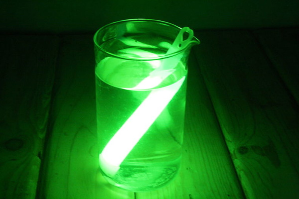 怎样让水发光 用荧光棒让水发光的方法