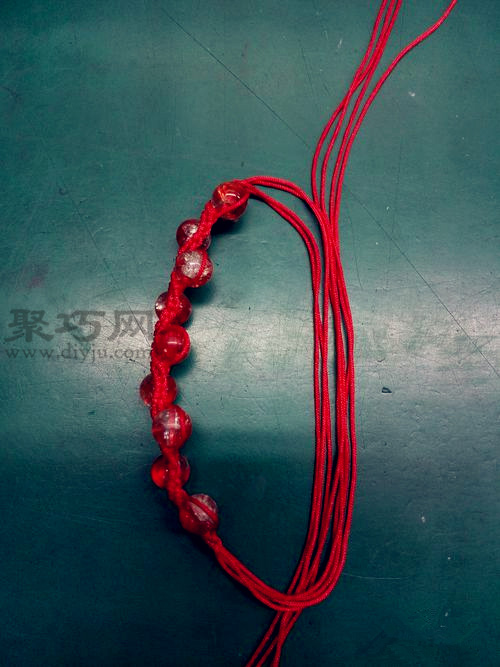红绳子织珠子手链编法教程