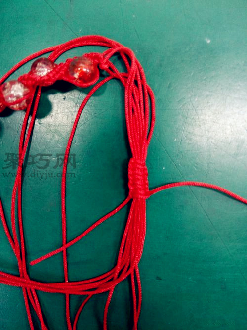 红绳子织珠子手链编法教程