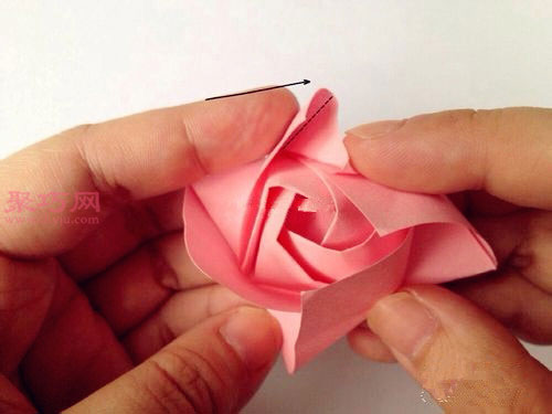 粉色玫瑰花束的折法图解 教你如何手工折纸玫瑰花束