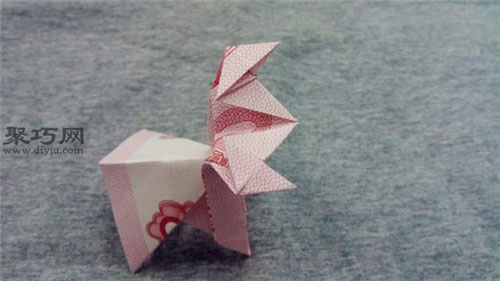 用钱折纸羊驼的折法图解教程 