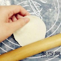 图解韭菜虾皮饺子的做法 月牙饺子怎么包9