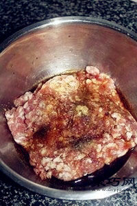 酸菜猪肉饺子馅怎么做好吃 东北经典酸菜饺子做法1