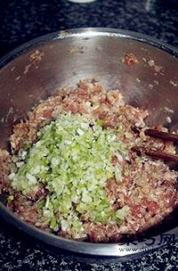 酸菜猪肉饺子馅怎么做好吃 东北经典酸菜饺子做法8