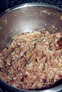 酸菜猪肉饺子馅怎么做好吃 东北经典酸菜饺子做法9