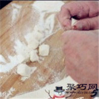 图解白菜猪肉饺子做法 饺子皮如何做14