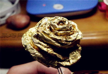 巧克力折玫瑰花图解教程 锡箔纸折纸玫瑰的折法
