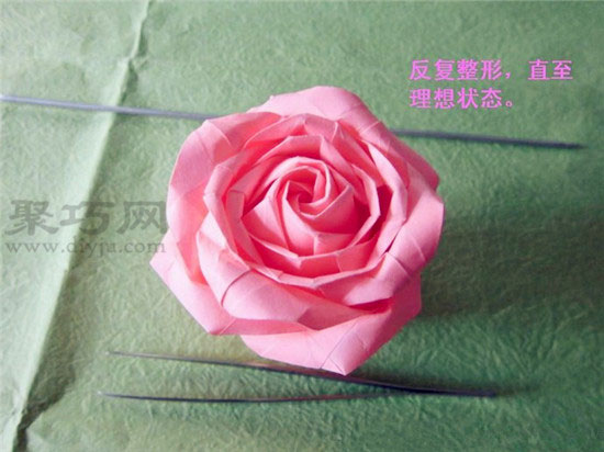 纸折逼真玫瑰的折法 折纸复杂纸玫瑰花图解教程