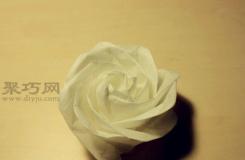 纸巾玫瑰花的折法 告诉你怎么用纸巾折玫瑰花