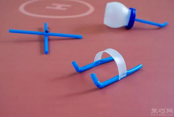 吸管和酸奶瓶手工制作直升飞机玩具教程图解