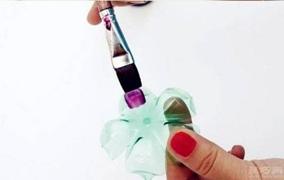 塑料瓶变废为宝手工制作精致塑料假花方法