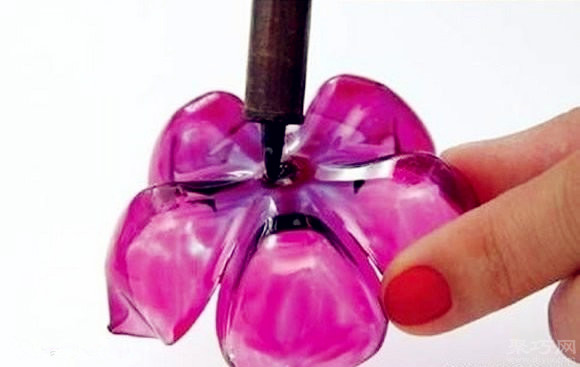 塑料瓶变废为宝手工制作精致塑料假花方法
