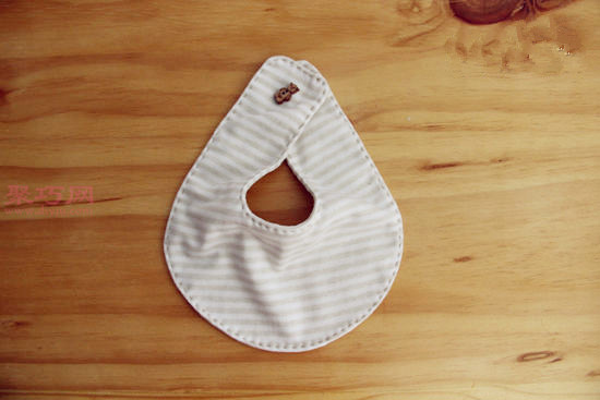 如何做宝宝围嘴 新生婴儿口水巾的做法图解