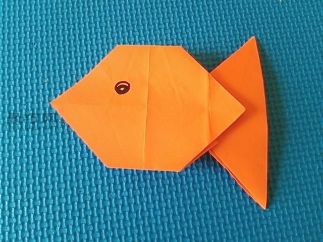 如何用纸折叠可爱的折纸鱼