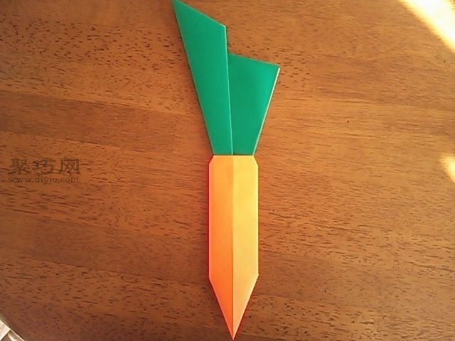 如何利用折纸制作带叶子的胡萝卜