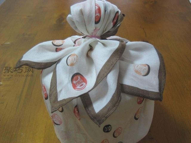 圆柱形礼物盒包装教程 教你用手帕方巾包装礼品方法