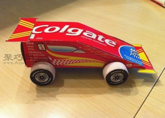 比如我们用常间的牙膏盒制作酷酷的跑车玩具模型,这个小汽车材料全部