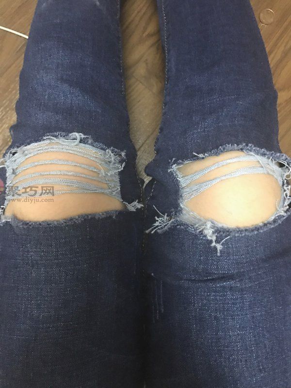 超简单旧牛仔裤DIY时尚膝盖破洞牛仔裤方法