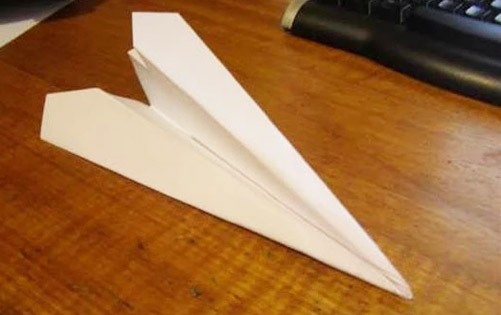 小时候的玩具 一款简单的纸飞机折法