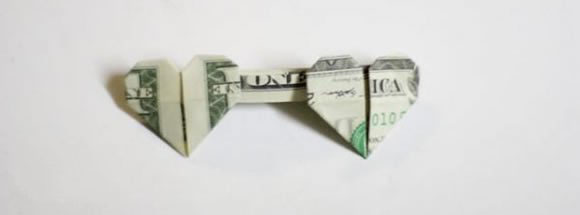 一美元折纸双心折法 用钱折双心教程图解