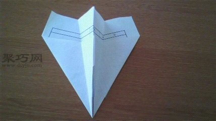 小时候经常折的最简单的一种纸飞机